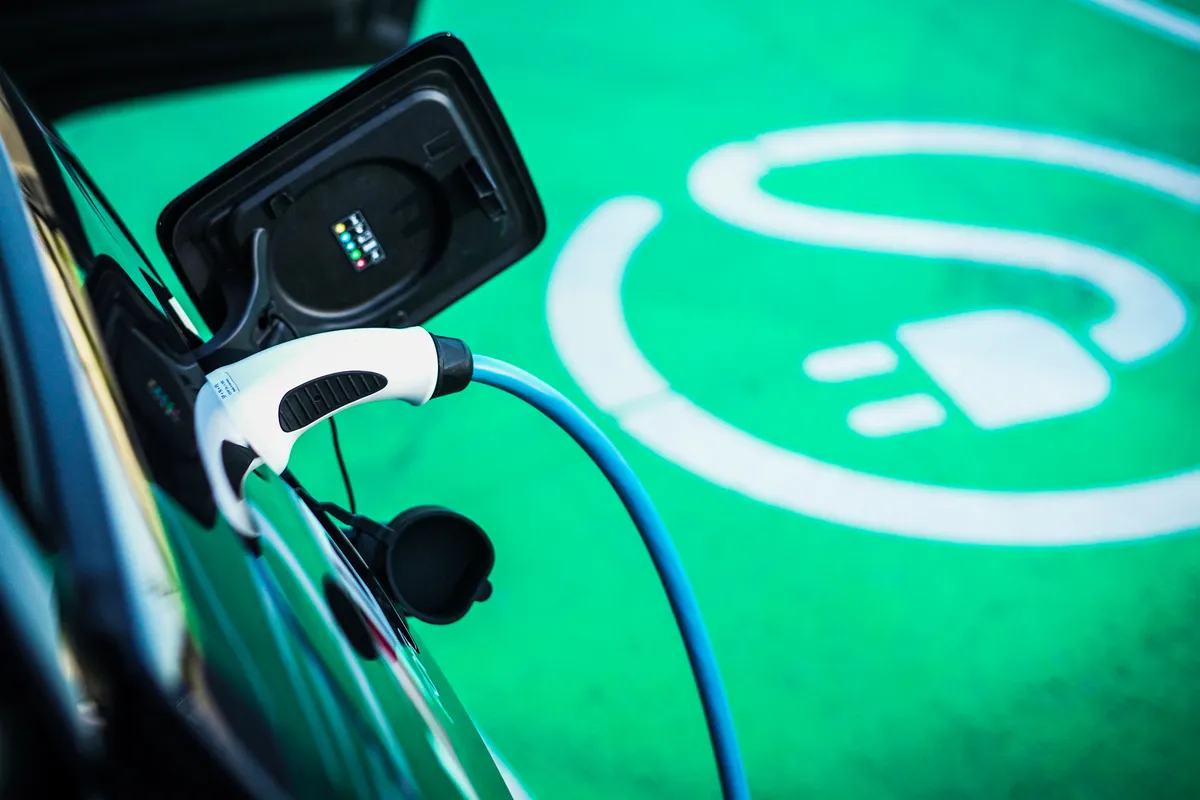 Quem compra carro elétrico já não volta aos combustão, conclui estudo